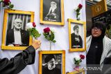 Aktivis dan umat Islam meletakkan bunga di foto sejumlah pemimpin Iran yang telah wafat akibat perang saat Aksi Solidarits untuk Palestina dan Iran di depan gedung Merdeka, Bandung, Jawa Barat, Jumat (13/3/2026). Aksi tersebut sebagai momentum peringatan Al-Quds International Days untuk dukungan bagi kemerdekaan Palestina sekaligus untuk Iran yang berperang dengan Amerika Serikat dan Israel dan banyak memakan korban jiwa. ANTARA FOTO/Novrian Arbi/agr