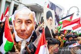 Aktivis dan umat Islam melakukan unjuk rasa saat Aksi Solidarits untuk Palestina dan Iran di depan gedung Merdeka, Bandung, Jawa Barat, Jumat (13/3/2026). Aksi tersebut sebagai momentum peringatan Al-Quds International Days untuk dukungan bagi kemerdekaan Palestina sekaligus untuk Iran yang berperang dengan Amerika Serikat dan Israel dan banyak memakan korban jiwa. ANTARA FOTO/Novrian Arbi/agr