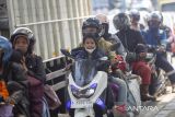 Pemudik melintas di jalur Pantura Lohbener, Indramayu, Jawa Barat, Jumat (13/3/2026). Memasuki H-7 Lebaran, pemudik yang menggunakan kendaraan roda dua mulai melintas di jalur Pantura dan memilih mudik lebih awal untuk menghindari kepadatan lalu lintas. ANTARA FOTO/Dedi Suwidiantoro/agr