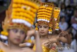 Penari menampilkan tari Rejang Dewa saat upacara Melasti di Taman Lembah Dewata, Lembang, Kabupaten Bandung Barat, Jawa Barat, Sabtu (14/3/2026). Upacara Melasti yang diikuti ratusan umat Hindu se-Kota Cimahi dan sekitarnya tersebut bertujuan untuk menyucikan diri dari segala perbuatan buruk, membersihkan alam dari energi negatif, dan memohon kepada Tuhan untuk diberikan keselamatan serta kesejahteraan dalam menyambut Hari Raya Nyepi Tahun Baru Saka 1948 pada Kamis (19/3). ANTARA FOTO/Abdan Syakura/agr
