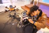 Tim Bayucaraka Institut Teknologi Sepuluh Nopember (ITS) Sebastian Adrian Nugraha memasang baterai pada robot terbang (drone) SoeroWingking saat peluncurannya di Gedung Pusat Riset ITS, Surabaya, Jawa Timur, Jumat (13/3/2026). Tim Bayucaraka ITS menyiapkan tiga done yaitu SoeroNgajeng, SoeroMadya dan SoeroWingking yang dilengkapi sensor Light Detection and Ranging (LIDAR),  berbobot  1,1 kilogram serta kemampuan terbang hingga 15 menit untuk mengikuti Singapore Amazing Flying Machine Competition (SAFMC) pada 8-9 April 2026. ANTARA Jatim/Moch Asim.