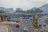 Kendaraan antre memasuki gerbang Tol Pasteur 1 di Kota Cimahi, Jawa Barat, Minggu (15/3/2026). Pada H-6 Idul Fitri 2026 kendaraan yang melintas di Tol Purbaleunyi dari arah Jakarta menuju Bandung, Garut, Tasikmalaya, dan Sumedang terpantau ramai lancar. ANTARA FOTO/Abdan Syakura/agr