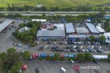 Foto udara kendaraan pemudik terparkir di Rest Area KM 166 A Tol Cikopo-Palimanan (Cipali), Majalengka, Jawa Barat, Minggu (15/3/2026). Astra Tol Cipali mengimbau para pemudik untuk menggunakan Tempat Istirahat dan Pelayanan (TIP) atau rest area tidak lebih dari 30 menit selama periode mudik Lebaran 2026 agar tidak terjadi kepadatan di sekitar rest area maupun jalan tol. ANTARA FOTO/Dedi Suwidiantoro/agr