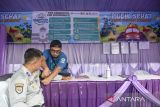 Tenaga kesehatan memeriksa tekanan darah petugas Dishub di Posko Kesehatan rest area P2B Cihaurbeuti, Kabupaten Ciamis, Jawa Barat, Minggu (15/3/2026). Layanan pemeriksaan kesehatan gratis yang disediakan di sejumlah tempat istirahat (rest area) jalur selatan tersebut dapat dimanfaatkan pemudik untuk memantau kondisi kesehatan selama perjalanan mudik Lebaran. ANTARA FOTO/Adeng Bustomi/agr