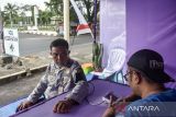 Tenaga kesehatan memeriksa tekanan darah petugas Dishub di Posko Kesehatan rest area P2B Cihaurbeuti, Kabupaten Ciamis, Jawa Barat, Minggu (15/3/2026). Layanan pemeriksaan kesehatan gratis yang disediakan di sejumlah tempat istirahat (rest area) jalur selatan tersebut dapat dimanfaatkan pemudik untuk memantau kondisi kesehatan selama perjalanan mudik Lebaran. ANTARA FOTO/Adeng Bustomi/agr
