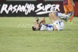 Pesepak bola Persib Bandung Patricio Martin Matricardi mengerang kesakitan usai dilanggar oleh pesepak bola Borneo FC Samarinda dalam lanjutan Indonesia Super League 2025/2026 di Stadion Segiri Samarinda, Kalimantan Timur, Minggu (15/3/2026). Pertandingan berakhir imbang dengan skor akhir 1-1. Antara Kaltim/M Risyal Hidayat