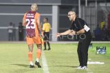 Pelatih Borneo FC Samarinda Fabio Araujo Lefundes (kanan) memberikan arahan kepada Westherley Garcia Nogueira (kiri) saat melawan Persib Bandung dalam lanjutan Indonesia Super League 2025/2026 di Stadion Segiri Samarinda, Kalimantan Timur, Minggu (15/3/2026). Pertandingan berakhir imbang dengan skor akhir 1-1. Antara Kaltim/M Risyal Hidayat