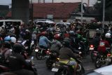 Sejumlah kendaraan melawan arus lalu lintas di kawasan jembatan layang Waru, Perbatasan Sidoarjo-Surabaya, Jawa Timur, Rabu (18/3/2026). Pada H-3 Lebaran yang merupakan puncak arus mudik lebaran, arus lalu lintas kendaraan yang melintas di perbatasan kota tersebut terpantau padat. ANTARA Jatim/Umarul Faruq/mas.