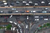 Foto udara arus lalu lintas di kawasan jembatan layang Waru, Perbatasan Sidoarjo-Surabaya, Jawa Timur, Rabu (18/3/2026). Pada H-3 Lebaran yang merupakan puncak arus mudik lebaran, arus lalu lintas kendaraan yang melintas di perbatasan kota tersebut terpantau padat. ANTARA Jatim/Umarul Faruq/mas.