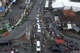 Foto udara arus lalu lintas di kawasan jembatan layang Waru, Perbatasan Sidoarjo-Surabaya, Jawa Timur, Rabu (18/3/2026). Pada H-3 Lebaran yang merupakan puncak arus mudik lebaran, arus lalu lintas kendaraan yang melintas di perbatasan kota tersebut terpantau padat. ANTARA Jatim/Umarul Faruq/mas.