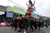 Umat Hindu mengarak ogoh-ogoh saat melintas di RTH Wlingi Blitar, Jawa Timur, Rabu (18/3/2026). Selain dalam rangka menyambut Hari Raya Nyepi Tahun Caka 1948, pengurus Parisada Hindu Dharma Indonesia (PHDI) setempat juga menyatakan jika kegiatan tersebut juga bertujuan untuk mempererat kerukunan antarumat beragama melalui berbagai tampilan seni tari serta beragam ogoh-ogoh dari berbagai pura di daerah itu. ANTARA Jatim/Irfan Anshori/mas.