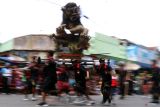 Umat Hindu mengarak ogoh-ogoh saat melintas di RTH Wlingi Blitar, Jawa Timur, Rabu (18/3/2026). Selain dalam rangka menyambut Hari Raya Nyepi Tahun Caka 1948, pengurus Parisada Hindu Dharma Indonesia (PHDI) setempat juga menyatakan jika kegiatan tersebut juga bertujuan untuk mempererat kerukunan antarumat beragama melalui berbagai tampilan seni tari serta beragam ogoh-ogoh dari berbagai pura di daerah itu. ANTARA Jatim/Irfan Anshori/mas.