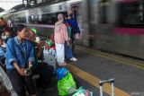 Sejumlah calon penumpang menunggu keberangkatan kereta api di Stasiun Surabaya Gubeng, Surabaya, Jawa Timur, Kamis (19/3/2026). PT Kereta Api Indonesia (Persero) Daop 8 Surabaya mencatat pada H-2 Lebaran 2026 (19/3) hingga pukul 09.30 WIB sebanyak 49.594 penumpang yang berangkat dan datang di berbagai stasiun di wilayah kerjanya, dan total pergerakan penumpang sejak 11 hingga 19 Maret 2026 pihaknya telah melayani 214.776 penumpang berangkat dan 175.919 penumpang datang. ANTARA FOTO/Didik Suhartono/abs