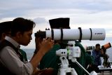 Petugas mengamati hilal dengan teropong di Kota Blitar, Jawa Timur, Kamis (19/3/2026). Sidang rukyatul hilal yang dipimpin oleh hakim dari Pengadilan agama memutuskan bahwa petugas gabungan rukyatul hilal dari UIN Tulungagung, LDII dan Kantor Kemenag setempat memutuskan tidak melihat hilal (bulan) 1 syawal 1447 H diwilayah tersebut. Antara Jatim/Irfan Anshori/abs
