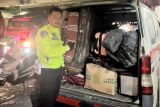 Polisi menghentikan mobil ambulans yang membawa pemudik di Garut