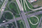 Foto udara pengendara melintasi jalan tol ruas Simpang Susun Waru yang menghubungkan Tol Surabaya-Mojokerto dan Tol Surabaya-Porong di perbatasan Sidoarjo-Surabaya, Jawa Timur, Kamis (19/3/2026).  H-2 Lebaran 2026 arus lalu lintas kendaraan yang melintas di jalan tol tersebut terpantau lancar. Antara Jatim/abs