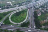 Foto udara pengendara melintasi jalan tol ruas Simpang Susun Waru yang menghubungkan Tol Surabaya-Mojokerto dan Tol Surabaya-Porong di perbatasan Sidoarjo-Surabaya, Jawa Timur, Kamis (19/3/2026).  H-2 Lebaran 2026 arus lalu lintas kendaraan yang melintas di jalan tol tersebut terpantau lancar. Antara Jatim/abs