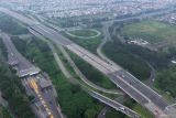 Foto udara pengendara melintasi jalan tol ruas Simpang Susun Waru yang menghubungkan Tol Surabaya-Mojokerto dan Tol Surabaya-Porong di perbatasan Sidoarjo-Surabaya, Jawa Timur, Kamis (19/3/2026). H-2 Lebaran 2026 arus lalu lintas kendaraan yang melintas di jalan tol tersebut terpantau lancar. Antara Jatim/abs