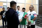 Petugas mendata warga binaan yang akan eluar dari Lembaga Pemasyarakatan setelah menerima surat keputusan bebas pada remisi khusus Lapas Kelas I Surabaya di Porong, Sidoarjo, Jawa Timur, Sabtu (21/3/2026). Sebanyak 1086 mendapatkan remisi khusus hari raya Idul Fitri 1447 Hijriah, sebanyak delapan langsung bebas. Antara Jatim/Umarul Faruq/abs
