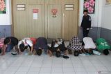 Warga binaan melakukan sujud syukur saat keluar dari Lembaga Pemasyarakatan setelah menerima surat keputusan bebas pada remisi khusus Lapas Kelas I Surabaya di Porong, Sidoarjo, Jawa Timur, Sabtu (21/3/2026). Sebanyak 1086 mendapatkan remisi khusus hari raya Idul Fitri 1447 Hijriah, sebanyak delapan langsung bebas. Antara Jatim/Umarul Faruq/abs