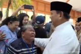 Prabowo menyapa dan merangkul warga saat open house Istana
