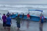 SAR Parangtritis evakuasi dua perahu nelayan terbalik di Pantai Depok