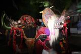 Sejumlah penari barongan tampil pada tradisi Grebeg Ketupat di Desa Sidomulyo, Kabupaten Kediri, Jawa Timur, Kamis (26/3/2026). Tradisi grebeg ketupat dengan menyediakan empat gunungan berisi sedikitnya 1.500 ketupat dari swadaya masyarakat tersebut guna menyongsong lebaran ketupat yang dirayakan warga setempat pada hari ke tujuh Idul Fitri. Antara Jatim/Prasetia Fauzani/abs