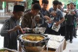 Siswa antre mengambil makanan secara prasmanan dalam uji coba pelaksanaan program Makan Bergizi Gratis (MBG) di MIN 2 Kota Malang, Jawa Timur, Kamis (2/4/2026). Sistem prasmanan tersebut diterapkan untuk melatih kemandirian siswa serta mengurangi pemborosan makanan, sekaligus menjadi upaya pemerintah dalam meningkatkan asupan gizi peserta didik guna mendukung kesehatan dan proses belajar di sekolah. Antara Jatim/Ari Bowo Sucipto