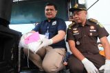 Penyidik Madya BNNP Jawa Timur Kombes Pol Eko Hengky Prayitno (kiri) didampingi Kasipidum Kejari Surabaya Ida Bagus Putu Widnyana (kanan) menunjukkan narkoba jenis sabu saat pemusnahan barang bukti narkoba di Badan Narkotika Nasional Provinsi (BNNP) Jawa Timur, Surabaya, Jawa Timur, Kamis (2/4/2026). BNNP Jawa Timur memusnahkan satu kilogram narkoba jenis sabu yang diamankan dari dua tersangka berinisial RH dan MT yang ditangkap pada 4 Maret 2026 lalu di lokasi berbeda di Surabaya. Antara Jatim/Didik Suhartono/abs