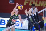 Pevoli Gresik Phonska Plus Pupuk Indonesia (GPPI) Annie Mitchem (kiri) melakukan smes yang coba diblok pevoli Jakarta Electric PLN Mobile Agustin Wulandhari (tengah) dan Ersandrina Devega (kanan) pada pertandingan minggu pertama Final Four Proliga 2026 di Jawa Pos Arena, Surabaya, Jawa Timur, Minggu (5/4/2026). GPPI mengalahkan Jakarta Electric PLN Mobile dengan skor 3-0 (25-16, 25-15, dan 25-19). ANTARA Jatim/Rizal Hanafi/mas.