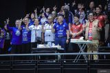 Presiden ke-6 RI, Susilo Bambang Yudhonono (kanan, bawah) menyaksikan pertandingan Jakarta Lavani Livin Transmedia melawan Surabaya Samator pada pertandingan minggu pertama Final Four Proliga 2026 di Jawa Pos Arena, Surabaya, Jawa Timur, Minggu (5/4/2026). Jakarta Lavani Livin Transmedia mengalahkan Surabaya Samator dengan skor 3-1 (23-25, 25-15, 25-16, dan 25-13). ANTARA Jatim/Rizal Hanafi/mas.