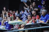 Presiden ke-6 RI, Susilo Bambang Yudhonono (kedua kanan, bawah) menyaksikan pertandingan Jakarta Lavani Livin Transmedia melawan Surabaya Samator pada pertandingan minggu pertama Final Four Proliga 2026 di Jawa Pos Arena, Surabaya, Jawa Timur, Minggu (5/4/2026). Jakarta Lavani Livin Transmedia mengalahkan Surabaya Samator dengan skor 3-1 (23-25, 25-15, 25-16, dan 25-13). ANTARA Jatim/Rizal Hanafi/mas.
