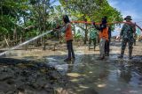 Pembersihan material pascabanjir bandang di Demak