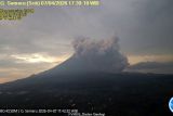 Gunung Semeru erupsi luncurkan awan panas guguran sejauh 4,5 km