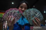 Rupiah menguat dipicu kombinasi sentimen domestik