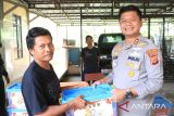 Polres Cianjur salurkan bantuan sembako bagi pekerja pabrik tahu-tempe