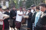 PHDI-Bakesbangpol Denpasar bagikan paket daging babi jelang Galungan