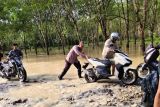 Personel Polsek Bosar Maligas bantu warga terdampak banjir