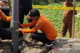 Petugas pasang garis polisi sumur bor di Sampang semburkan gas