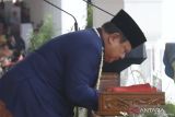 Presiden cium bendera Merah Putih sebelum diserahkan ke pembawa baki