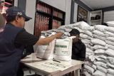 Bulog Bandung menyalurkan beras bantuan pangan untuk satu juta KPM