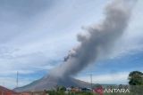 Gunung Sinabung erupsi menjulang 3.500 meter