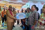 Pemerintah Kota Sorong salurkan modal usaha kepada 12 suku asli Papua