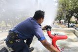Damkar Bogor semprot jalan di 11 wilayah bersihkan dampak abu vulkanik