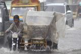 Hari ini, BMKG: Hujan lebat di Sumatera, kota besar didominasi berawan