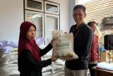 Pemprov Jabar sebar bantuan beras dan bibit ayam ke desil 1-5 Purwakarta
