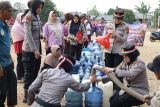Polwan Polda Babel salurkan ratusan ribu liter air bersih dan air minum ke warga