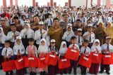 Pemkab Bengkulu Utara salurkan 8.864 setel seragam sekolah gratis