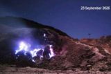 Badan Geologi ingatkan soal gas beracun di balik blue fire Papandayan
