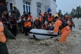 Tim SAR gabungan evakuasi puluhan warga terjebak banjir di Padang